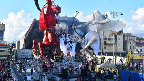 FOTO Italia: Carnaval în pandemie / Petrecere cu certificat verde / Care alegorice cu Nelson Mandela, Angela Merkel, Charlie Chaplin și cavaleri pentru ”un tribut adus vieții”