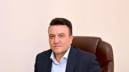 VIDEO Primarul PSD al comunei Babiciu, din județul Olt, un apropiat al baronului Paul Stănescu, filmat în timp ce aruncă bani la maneliști pe o scenă: „Fără număr, fără număr, domnu	 primar!”