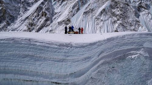 Trei surori din Nepal au scris istorie: Au reuşit să cucerească împreună vârful Everest