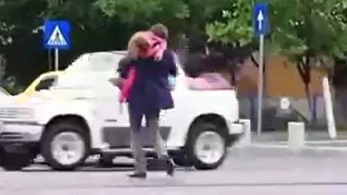 De ce nu poate fi amendat Nicușor Dan pentru că a traversat prin loc nepermis. Explicațiile Poliției Rutiere