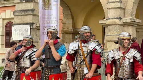 IT-ist de meserie, „soldat roman” în timpul liber/ Spectacole de reconstituire istorică, un trend vechi în UE, în fiecare vineri seară la Alba Iulia