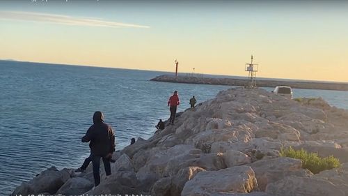 Italia trimite primii migranţi în Albania în centrele proaspăt puse în funcțiune / Migranții vor fi transferaţi la centrul din portul Shëngjin, iar apoi, la aproximativ douăzeci de kilometri distanţă, la cel din fosta bază militară Gjadër, unde vor aştepta pentru a afla dacă cererea lor de azil este acceptată sau nu