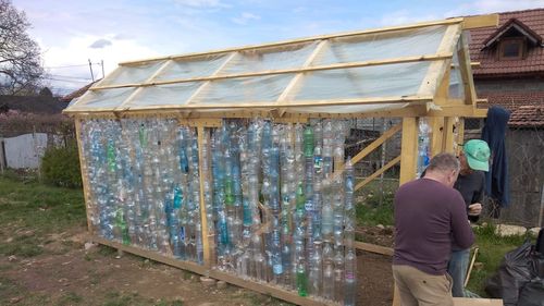 Seră de legume realizată din peturi de plastic / Fiecare clasă a școlii din Recea (Brașov) are câte o grădină / ”Vom face un concurs în care vom alege stratul cel mai frumos”