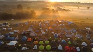 În vacanță cu Cercetașii: cum sunt gândite drumețiile cu relaxare și învățare, cum poți participa la tabere internaționale cu mii de alți tineri