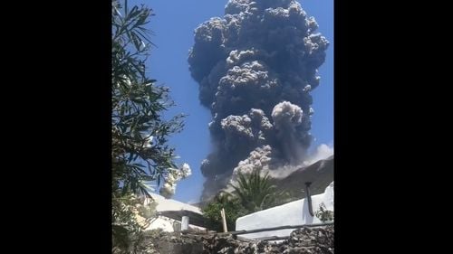 Erupţie a vulcanului Stromboli; fluxul de lavă a ajuns în mare