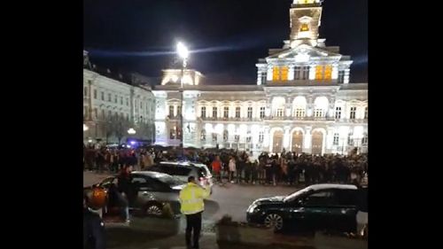VIDEO Proteste în marile orașe ale României în noaptea de duminică spre luni împotriva noilor restricții/ Sute de oameni s-au strâns în Galați, Timișoara, Arad sau Ploiești