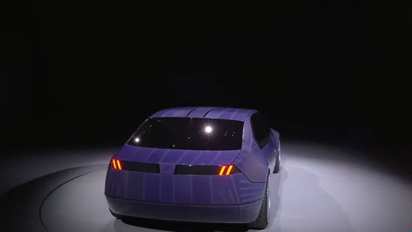 VIDEO BMW prezintă un prototip de mașină care își poate schimba culoarea