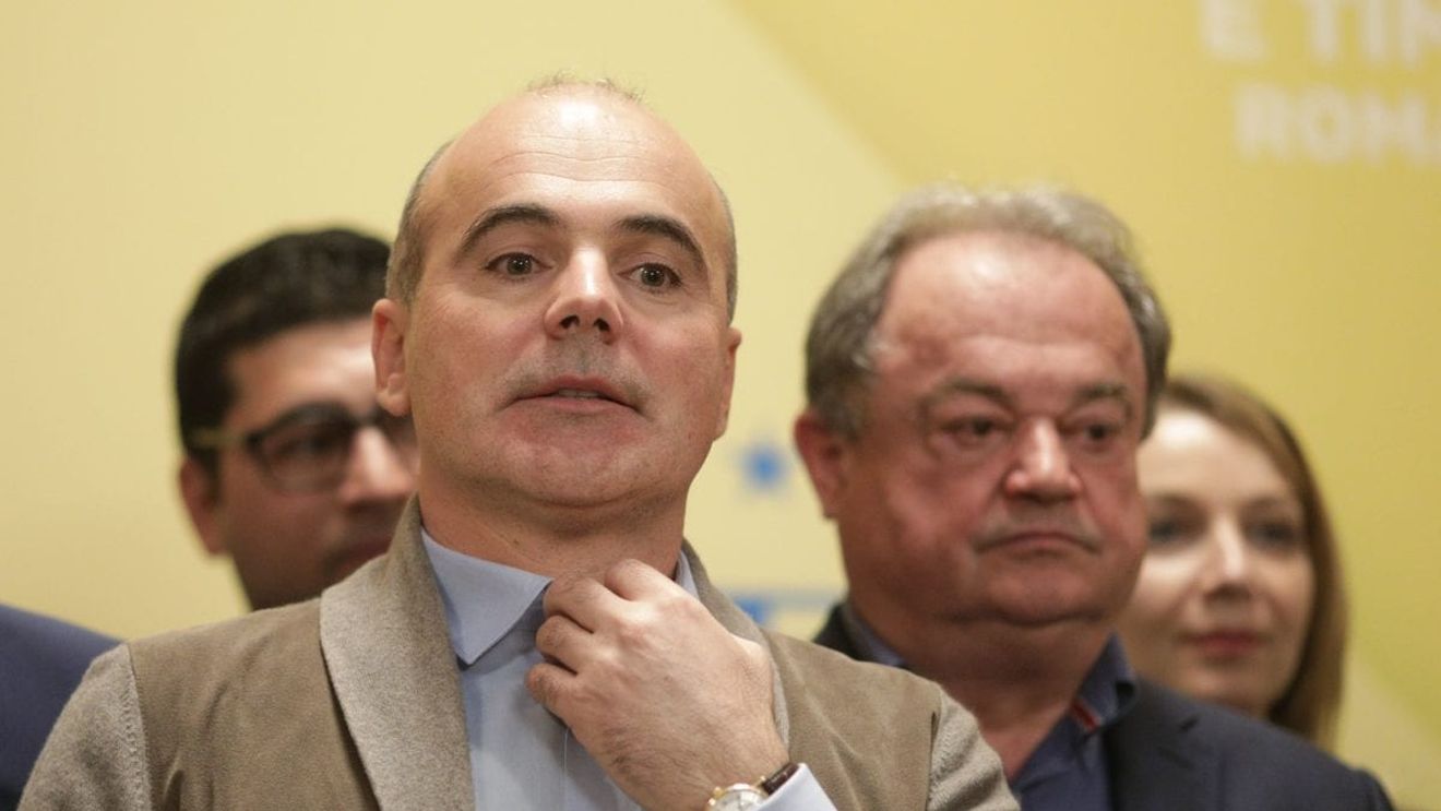 Rareș Bogdan, după discursul lui Liviu Dragnea de la Târgoviște: Rog public intervenția de urgență a unui echipaj de psihiatri! Un condamnat penal, Dragnea Liviu Nicolae, aude voci, sunete