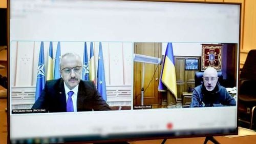 Vasile Dîncu a vorbit cu omologul său, Oleksii Reznikov, despre securitatea Ucrainei/ Ministrul Apărării de la Kiev a mulțumit românilor pentru solidaritatea arătată refugiaților
