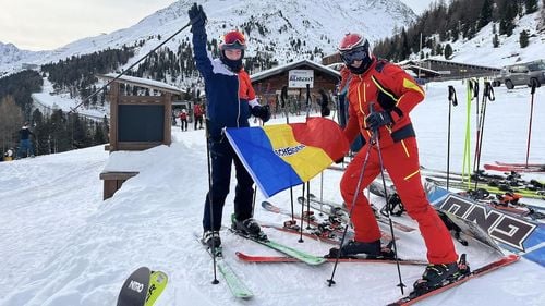 FOTO Un grup de români, cu tricolorul pe pârtie, în Austria. ”Un barman ne-a rugat să-i lăsăm lui steagul”
