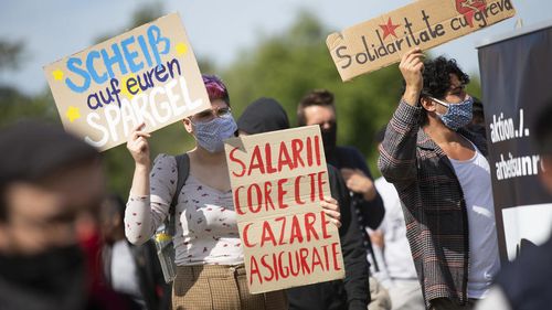 50 de muncitori sezonieri români au protestat  în Germania faţă de condiţiile de muncă și cazare/ Ei acuză că stau în câte 4 - 5 în camerele din barăci