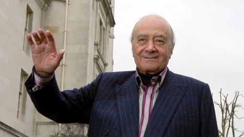 Ronnie Gibbons, fost căpitan al echipei feminine a clubului Fulham, spune că a fost "pipăită" de Al Fayed şi că fostul proprietar al Harrods a încercat să o sărute forţat