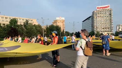 VIDEO Protest cu bannere uriașe în Piața Victoriei pentru tăierea pensiilor speciale