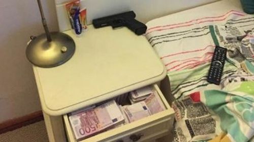 Scandal în Bulgaria: Premierul acuză președintele țării că îl spionează cu o dronă, după ce presa bulgară a publicat fotografii cu bani și o armă din dormitorul lui Borisov. Radev neagă acuzațiile