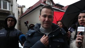 VIDEO Percheziții DNA la Primăria Sectorului 3 și acasă la Robert Negoiță, suspectat că a construit ilegal un drum peste o conductă de gaze pentru fratele său, dezvoltator imobiliar / Cum se apără Negoiță: „Avem documentația blocată la Primăria Generală și nu putem să ne facem treaba legal” / Primarul a ajuns la DNA
