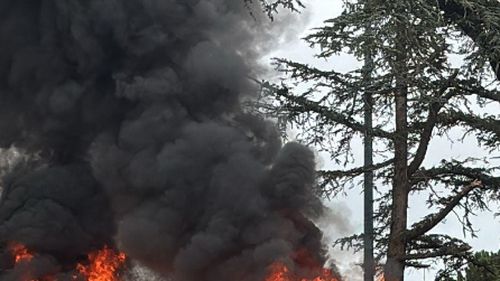 Incendiu la o turnătorie din municipiul Codlea / Pompierii se luptă să împiedice propagarea focului la hala de producţie