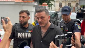 UPDATE VIDEO | Influencerul Makaveli, plasat sub control judiciar / Obligat să poarte brățară electronică de supraveghere / Este suspectat de o evaziune fiscală de peste 530.000 de lei