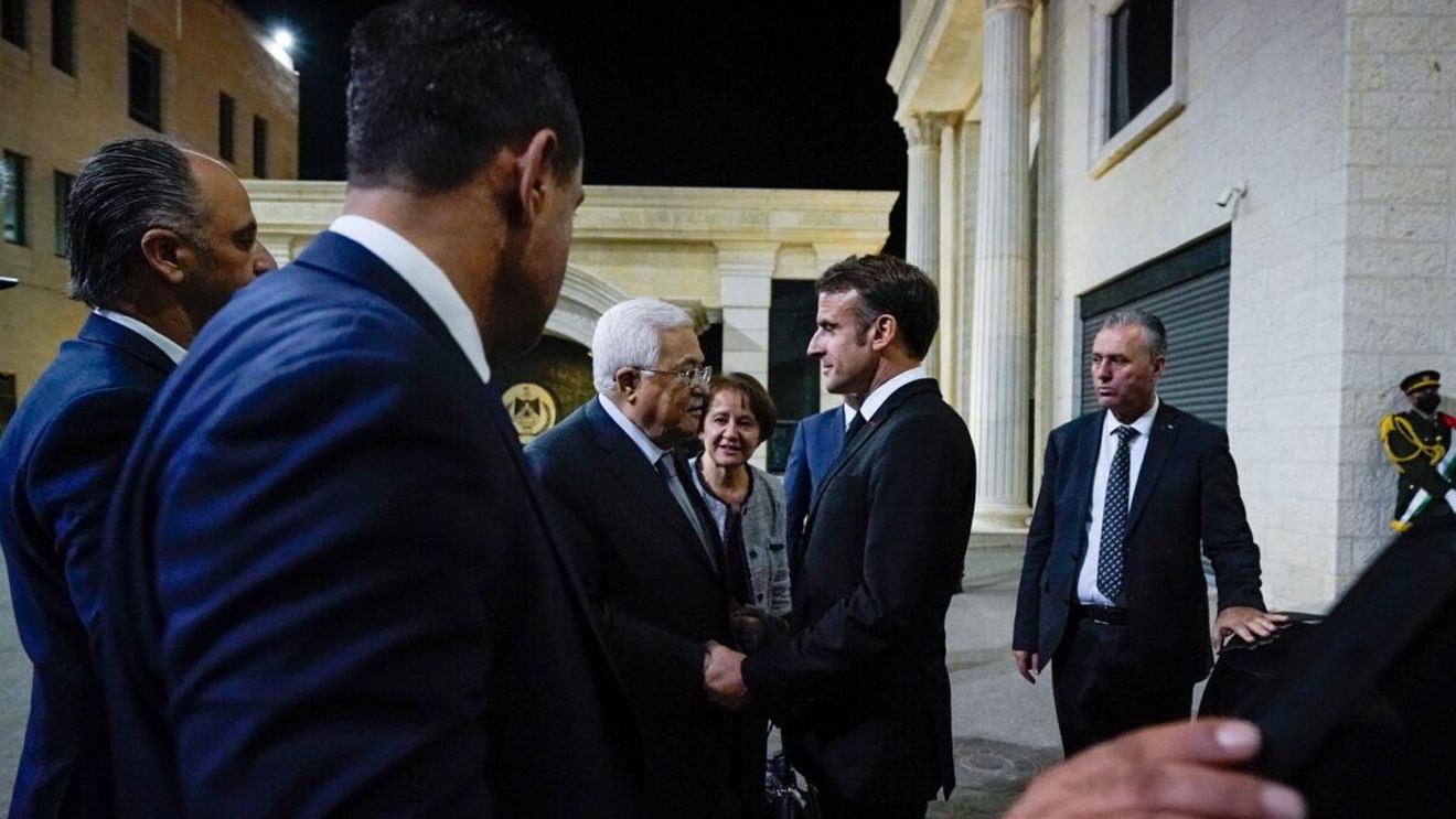 Emmanuel Macron a fost primit la Ramallah de Mahmoud Abbas/ Președintele francez a postat pe Twitter în limba arabă condoleanțe pentru israelienii și palestinienii omorâți de la atacul Hamas
