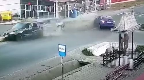 VIDEO Trei maşini se ciocnesc violent în același timp / O femeie a murit, iar alți patru adulți și un copil au fost transportați la spital