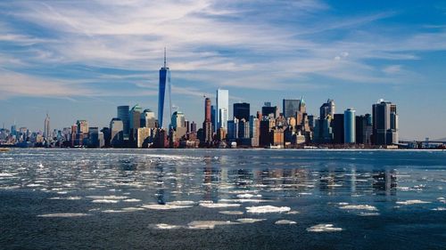 Oraşul New York se confruntă cu prima ninsoare importantă din acest an / Sute de curse aeriene, anulate