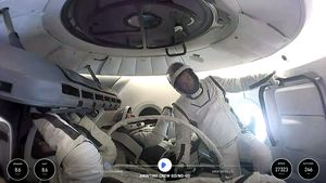 VIDEO Echipajul SpaceX Polaris Dawn a finalizat prima ieșire privată în spațiu / Miliardarul Jared Isaacman devine primul astronaut neprofesionist care iese în spațiu: "De aici pare o lume perfectă”