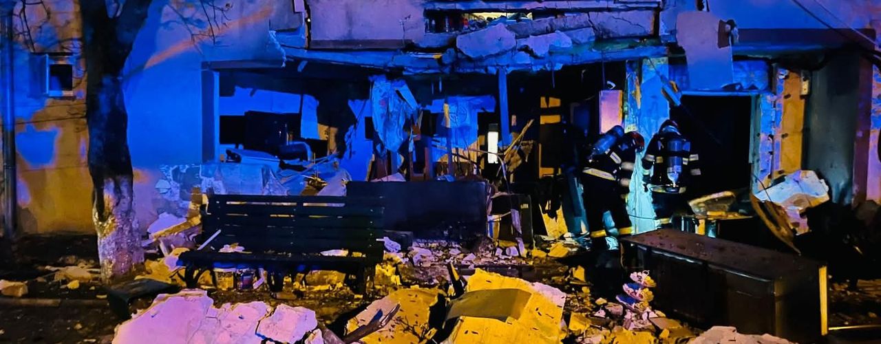 VIDEO / UPDATE O nouă explozie puternică într-un apartament din orașul Buftea / Blocul riscă să se prăbușească / S-a dispus evacuarea persoanelor din imobil și a populației pe o rază de 50 de metri