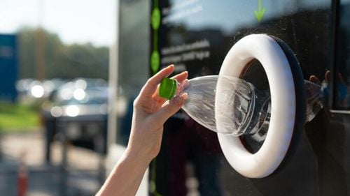 Magazinele din România care refuză să mai primească PET-uri și să plătească garanția de 50 de bani. Care este motivul