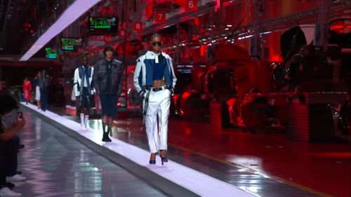 Ferrari a lansat prima sa colecţie vestimentară/ Evenimentul a avut loc la fabrica din Maranello, pe linia de asamblare a maşinilor