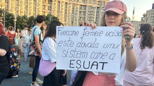 Premierul Bolojan cere instituțiilor statului „să-și schimbe urgent abordarea” în privința violenței împotriva fetelor și femeilor / „Fiecare caz de femicid este o dramă socială și un semnal că statul român trebuie să facă mai mult”
