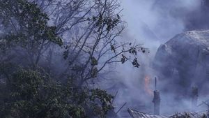 UPDATE Incendiu în București, în zona Piața Muncii: ard trei case, o persoană a suferit arsuri, iar o alta este intoxicată cu fum