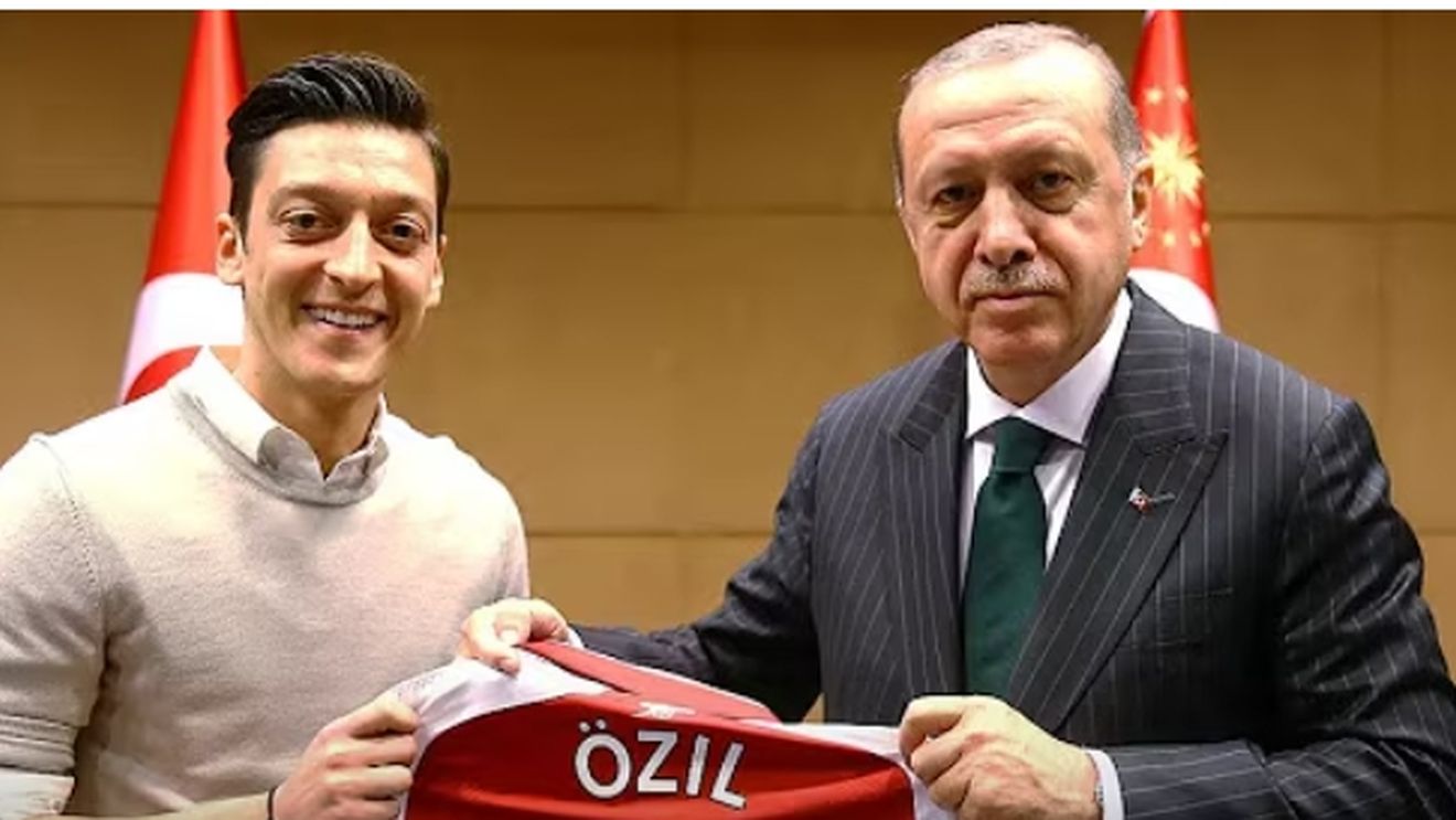 Mesut Ozil, fost jucător la Real Madrid, membru al Consiliului Central de Decizie al AKP, partidul lui Erdogan
