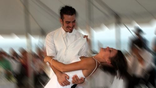 Mirii de azi aleg un look mai îngrijit: machiaj, unghii și îngrijire a pielii devin normă pentru ziua cea mare