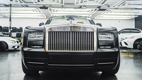 Rolls-Royce spune că superbogaţii alimentează o creştere a cererii pentru modele la comandă: sculpturi din aur masiv, broderii sofisticate, finisaje cu vopsea holografică