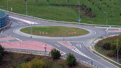 Investiție de 10 milioane de euro la marginea Sibiului, încurcată de birocrație: ”Ni s-a cerut să construim noi un sens giratoiu” / Companiei Fan Courier i s-a cerut să execute un sens giratoriu pe un drum național / „Eu nu contest utilitatea sensului, dar noi nu ne pricepem...„