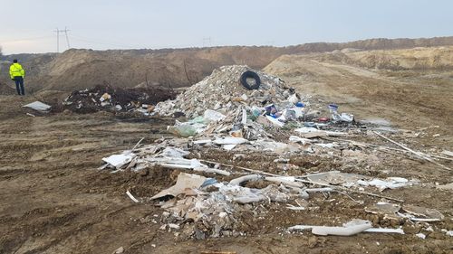 VIDEO Poluare în București. Polițiștii fac percheziții la firme colectoare de deșeuri, acuzate că au deversat ilegal gunoaie