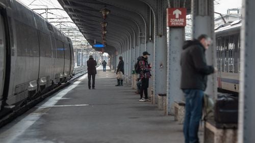 CFR Infrastructură: Un tren şi-a rupt pantograful între staţiile Bucureşti Nord-Rac Pajura / Celelalte trenuri deviate prin Chitila, până la rezolvarea problemei