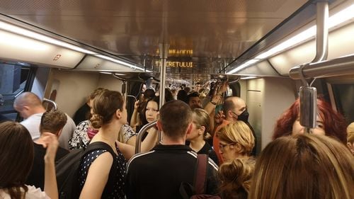 Aglomerație mare la metrou, în plină vară, cu elevii și studenții în vacanță și mulți bucureșteni plecați în concediu / Nicio măsură anunțată de Ministerul Transporturilor