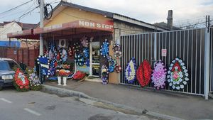 Un consilier USR propune ca în Constanța să fie interzisă afișarea la vedere a coroanelor și sicrielor/ Vitrinele serviciilor funerare să fie translucide