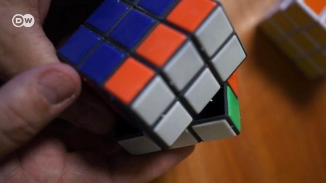 VIDEO Rubik's se luptă din greu cu fabricanţii de cuburi contrafăcute: 30 de avocați specializați în litigii internaționale vânează fake-urile din China sau chiar Germania