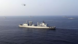 O navă rusă a navigat alături de o fregată chinezească în apropierea unor insule disputate cu Japonia în Marea Chinei de Est