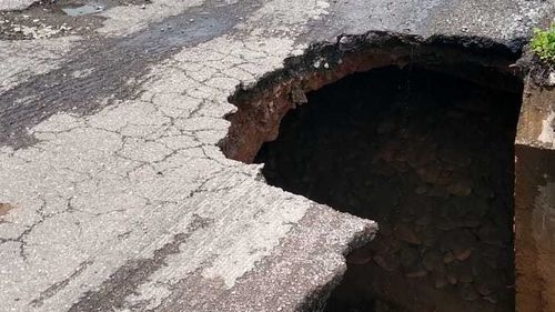 Circulație rutieră întreruptă pe două drumuri naționale și unul județean din cauza ploilor abundente și a inundațiilor