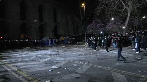 VIDEO Incidente la Istanbul şi Izmir între manifestanţi şi poliţie / Poliția a folosit gloanțe de cauciuc / În Izmir, al treilea oraș al țării, a intervenit cu tunuri cu apă
