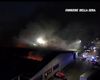 Incendiu uriaș în Milano, la depozite ale compania de curierat Bartolini / Explozii urmate de un nor sufocant de fum, pe o caniculă infernală
