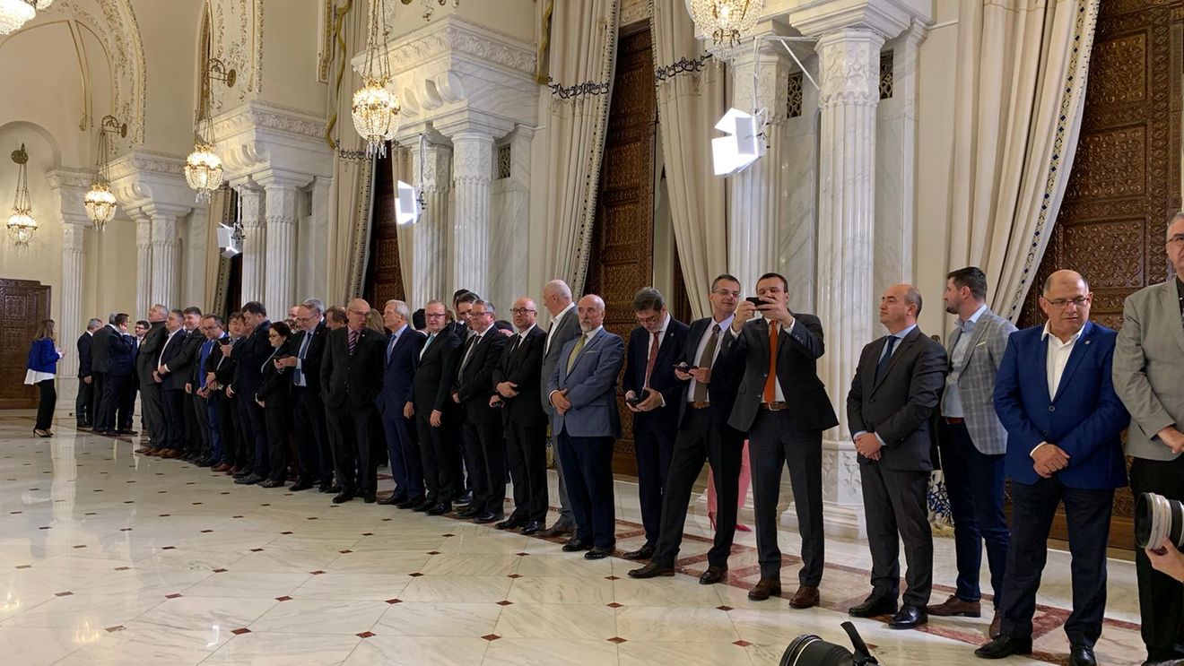 Aglomerație mare la Cotroceni la depunerea jurământului: zeci de liberali, membri PMP și ALDE, plus Remus Borza