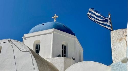 Biserica Ortodoxă Greacă va amâna botezul copiilor din cupluri homosexuale până când aceștia vor crește și vor decide dacă doresc botezul