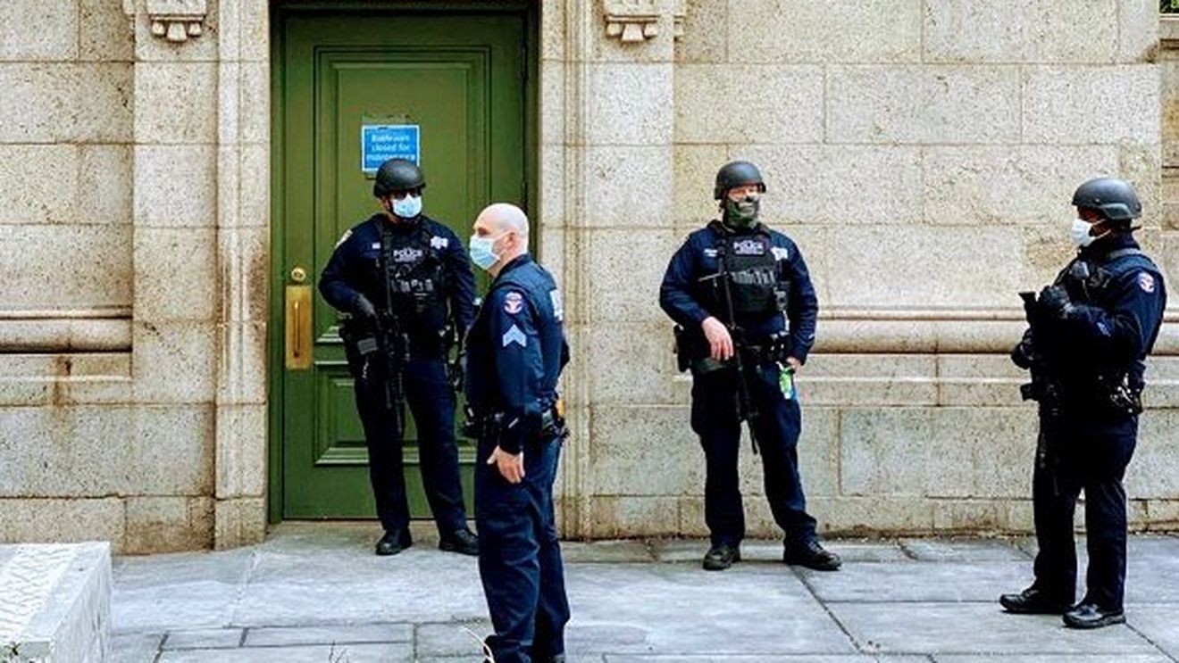 Focuri de armă în campusul Universității din Virginia, suspectul este căutat de poliție