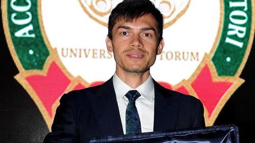 Croitorul român Vlăduţ Mihail Motau a câştigat un concurs de design și croitorie în Italia