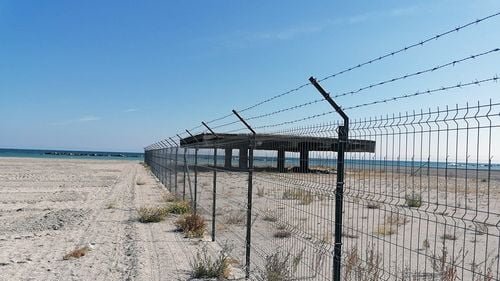 FOTO Două ministere se chinuie de aproape doi ani să-și transfere Pasarela Regală din Mamaia, pentru a o salva/ Monumentul istoric inaugurat de Carol al II-lea zace îngropat în nisip după lărgirea plajelor