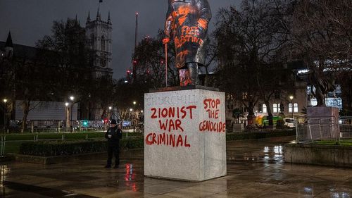 UPDATE FOTO Statuia lui Churchill din Londra a fost vandalizată peste noapte / Persoane neidentificate au scris mesaje pro-palestiniene cu vopsea roșie și graffiti / Un bărbat a fost arestat