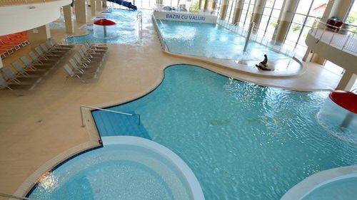 Complexul de piscine acoperite Aqualand Deva se redeschide pe 1 decembrie / Apa va avea între 32-35 grade Celsius / Lucrările sunt finalizate în proporţie de 90%